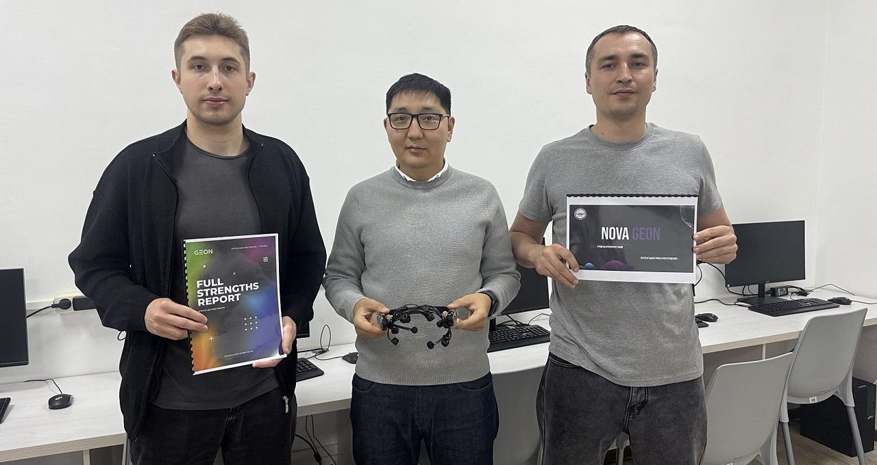 Команда GEON с отчётом, гарнитурой Emotiv EPOC X и брошюрой Nova Geon